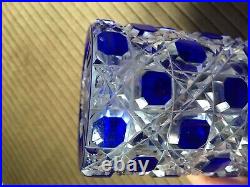 Grand flacon en cristal de Baccarat modèle Diamants Pierreries doublé bleu