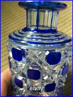 Grand flacon en cristal de Baccarat modèle Diamants Pierreries doublé bleu