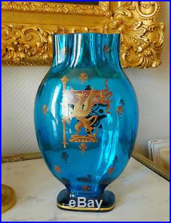 Grand vase XIXe en CRISTAL DE BACCARAT bleu, décor héraldique émaillé et doré