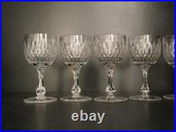 Lot 7 Verres à vin blanc en cristal taillé Baccarat forme 6186 taille 8357 Lot 7 Verres à vin blanc en cristal taillé Baccarat forme 6186 taille 8357