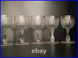 Lot 7 Verres à vin blanc en cristal taillé Baccarat forme 6186 taille 8357 Lot 7 Verres à vin blanc en cristal taillé Baccarat forme 6186 taille 8357