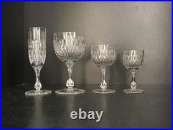 Lot 7 Verres à vin blanc en cristal taillé Baccarat forme 6186 taille 8357 Lot 7 Verres à vin blanc en cristal taillé Baccarat forme 6186 taille 8357