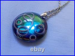 Ortega à Baccarat Pendentif verre cristal bleu & inclusion de cercles métal Ortega à Baccarat Pendentif verre cristal bleu & inclusion de cercles métal