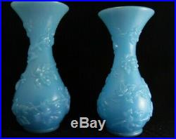 Paire de vase en opaline savonneuse bleue Baccarat à guirlande en spirale 1865
