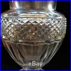 Petit vase forme balustre pointes de diamants en cristal incolore signé Baccarat