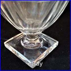 Petit vase forme balustre pointes de diamants en cristal incolore signé Baccarat