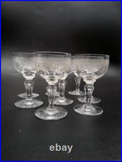 Série de huit verres à liqueur en cristal gravé de Baccarat modèle Pompadour Série de huit verres à liqueur en cristal gravé de Baccarat modèle Pompadour