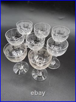 Série de huit verres à liqueur en cristal gravé de Baccarat modèle Pompadour Série de huit verres à liqueur en cristal gravé de Baccarat modèle Pompadour