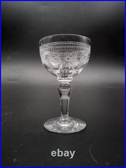 Série de huit verres à liqueur en cristal gravé de Baccarat modèle Pompadour Série de huit verres à liqueur en cristal gravé de Baccarat modèle Pompadour