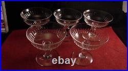 Service de 5 coupes a champagne forme tulipe cotes creuse en cristal de Baccarat
