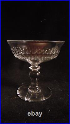 Service de 5 coupes a champagne forme tulipe cotes creuse en cristal de Baccarat