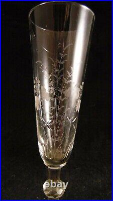 Service de 6 flutes en cristal Baccarat ou St Louis à décor gravé végétal