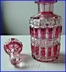 Très grand flacon à parfum en cristal de BACCARAT doublé rouge taillé série F266