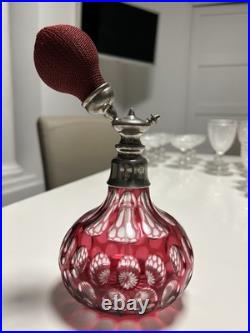 Vaporisateur à parfum en cristal de Baccarat doublé rouge et taillé