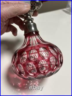 Vaporisateur à parfum en cristal de Baccarat doublé rouge et taillé