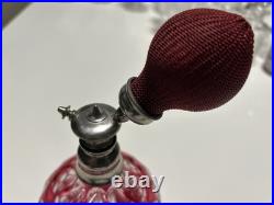 Vaporisateur à parfum en cristal de Baccarat doublé rouge et taillé