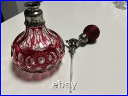 Vaporisateur à parfum en cristal de Baccarat doublé rouge et taillé