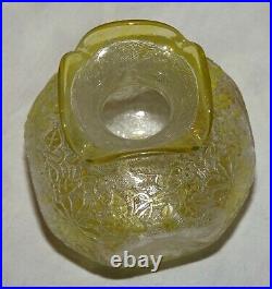Vase Baccarat Degage A L'acide Couleur Jaune Decors De Fleurs Vase Baccarat Degage A L'acide Couleur Jaune Decors De Fleurs