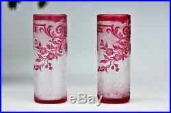 Vases rouleaux en cristal dégagé à l'acide de Baccarat modèle Eglantier rose