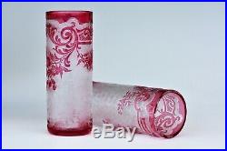 Vases rouleaux en cristal dégagé à l'acide de Baccarat modèle Eglantier rose